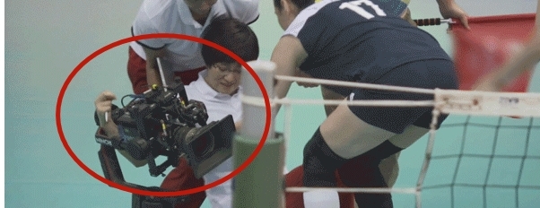『微笑』巩俐拍戏手被卷进摄像机!指甲被掀开血肉模糊,微笑起身忍痛拍摄