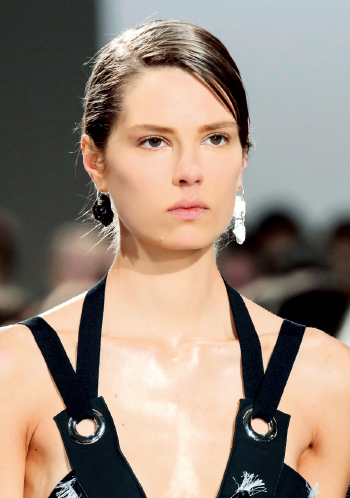 抬起高贵的头 护颈护肤抵御皱纹