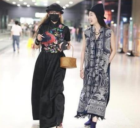 59岁杨丽萍一头黄发现身,至少减龄30岁,网友:只有20岁吧!