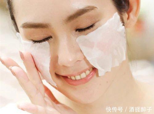  「脸上」爽肤水直接''上手拍''？别听美妆博主瞎说了，这样做浪费水还伤脸
