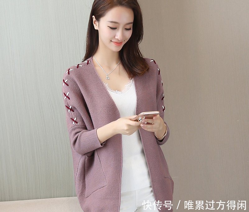 小脚裤赶紧扔了吧！现在早秋流行：针织衣+烟管裤，更显高级美