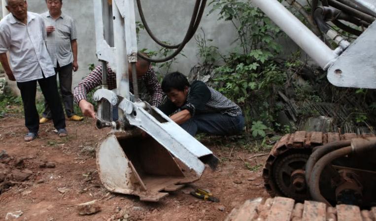 民间的造车智慧：农民3万造小挖机，称普通家庭能用得起！