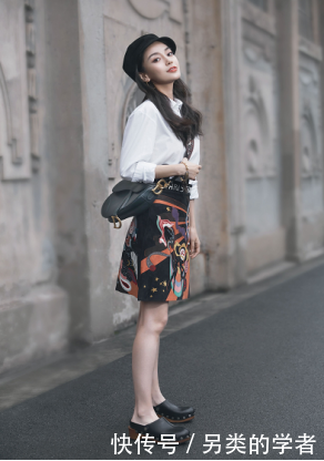 被杨颖的腹肌给吓到了，一直有点微胖的她，这下可以穿得很惊艳了