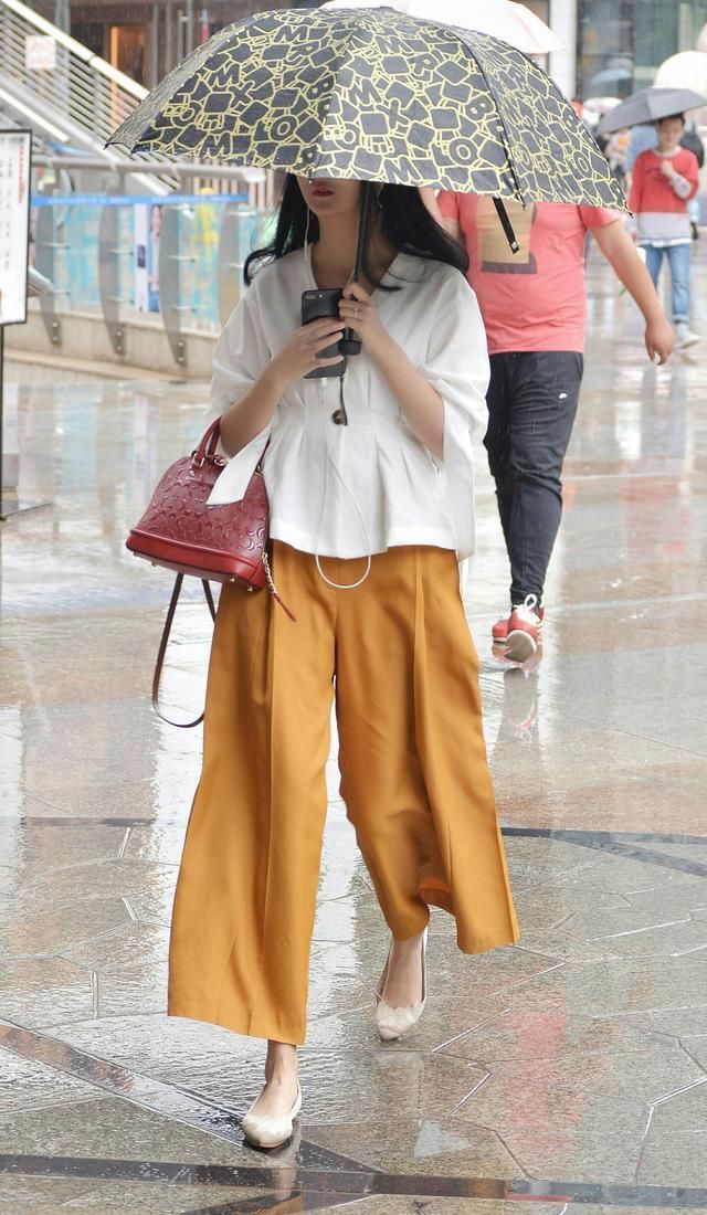  『气质』街拍：小姐姐红色上衣搭配黑色裙子，红黑搭配，显得很有气质