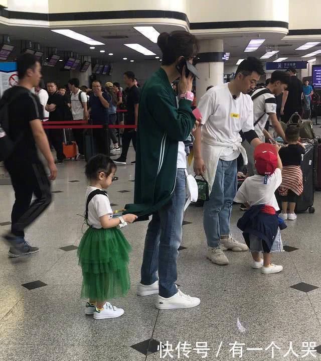 戚薇李承铉女儿首曝光，时髦到起飞！高段位亲子装不输霍思燕一家