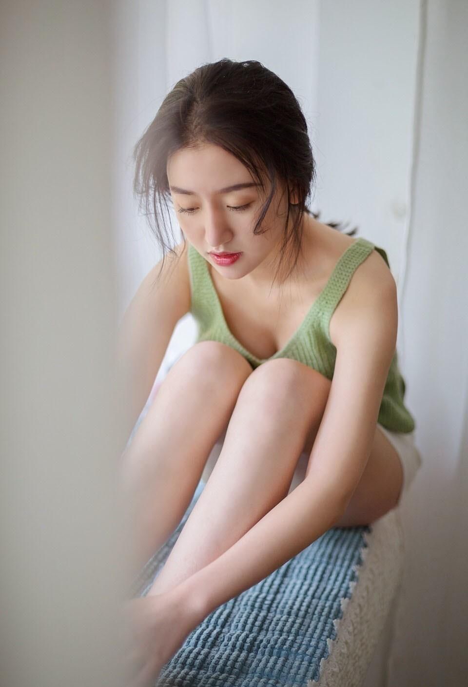 氧气美女穿吊带超短裤，白皙香肩美腿居家写真！