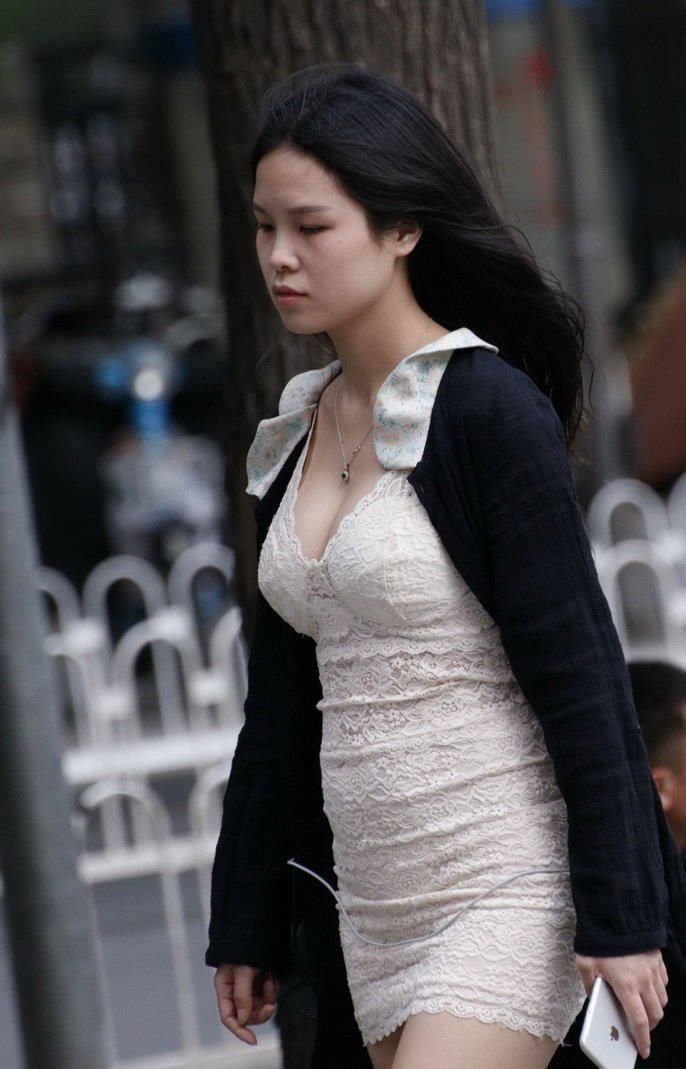 街拍:低胸紧身白纱短裙美眉,唯美浪漫芳华气味实足