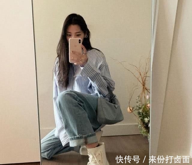  皮革■纽约时装周肯达尔詹娜热捧腋下包，皮衣内搭肉色打底衣如中空上阵