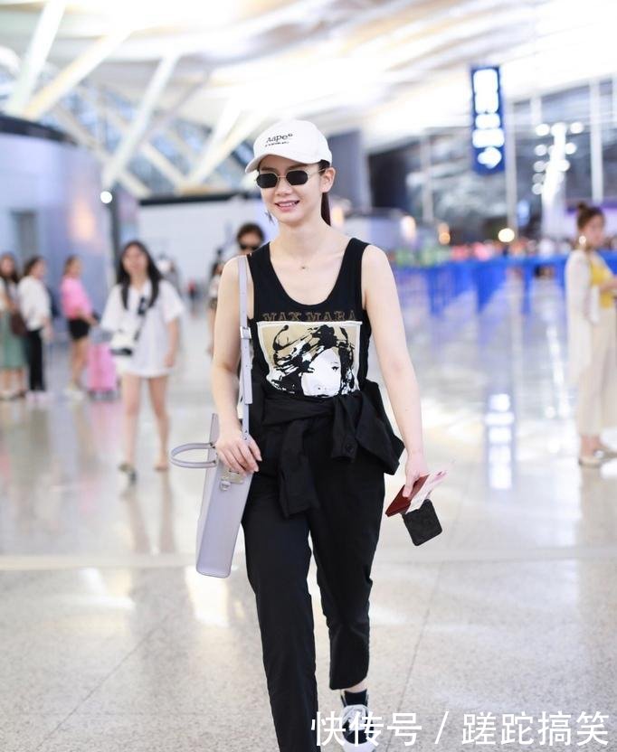 原本以为戚薇穿背心走机场已经够酷了，直到看见张韶涵，帅炸了！