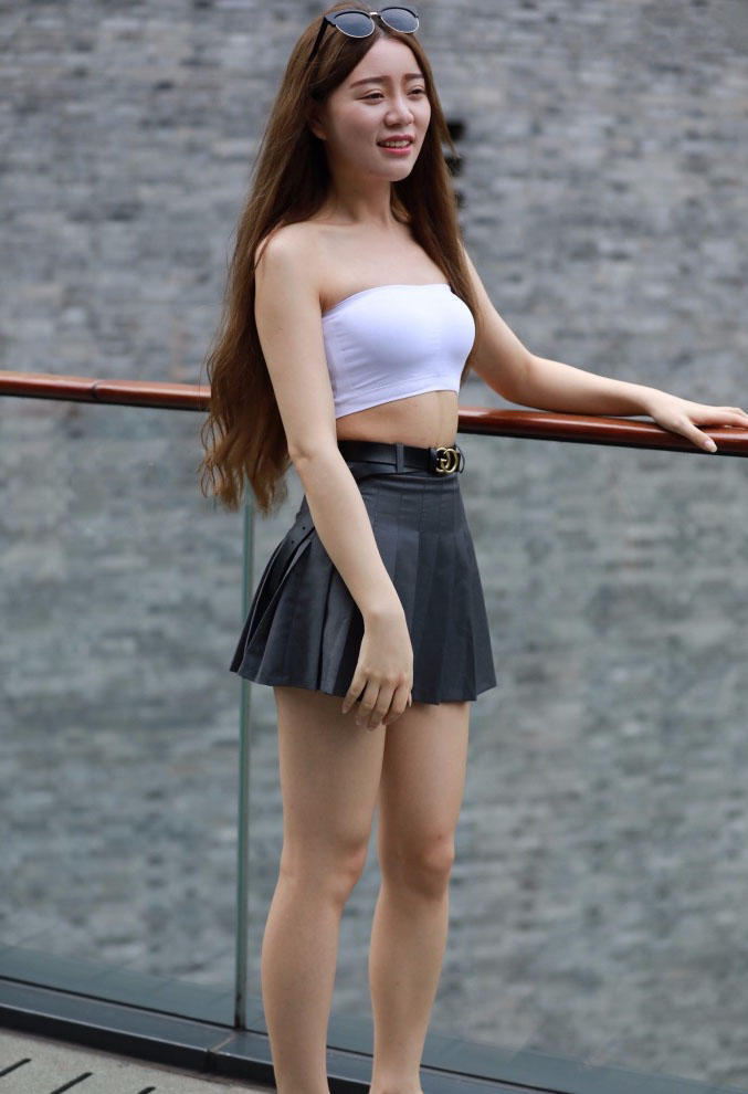 青春美少女穿超短裙秀出一双笔直纤长的美腿，现在就缺一阵风了