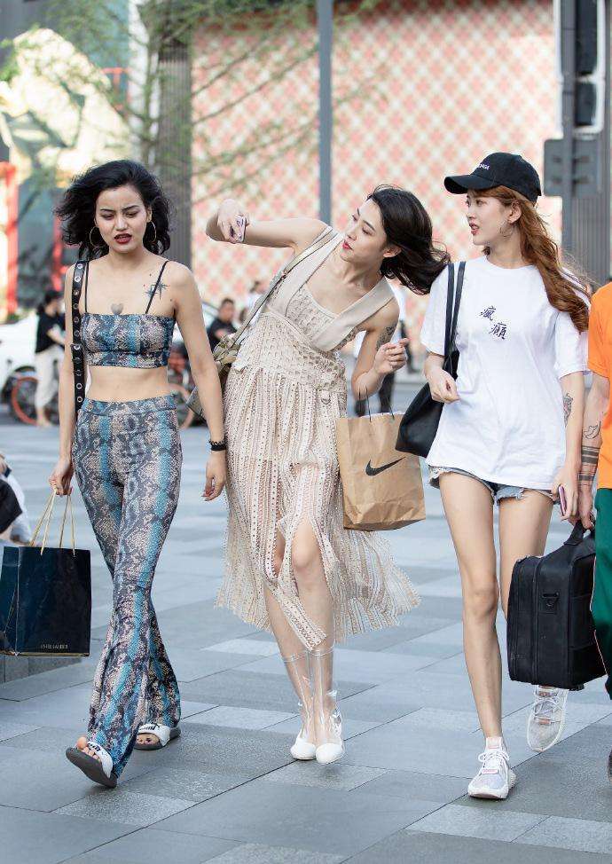 漂亮闺蜜结伴而行，紧身T恤展现傲人身材