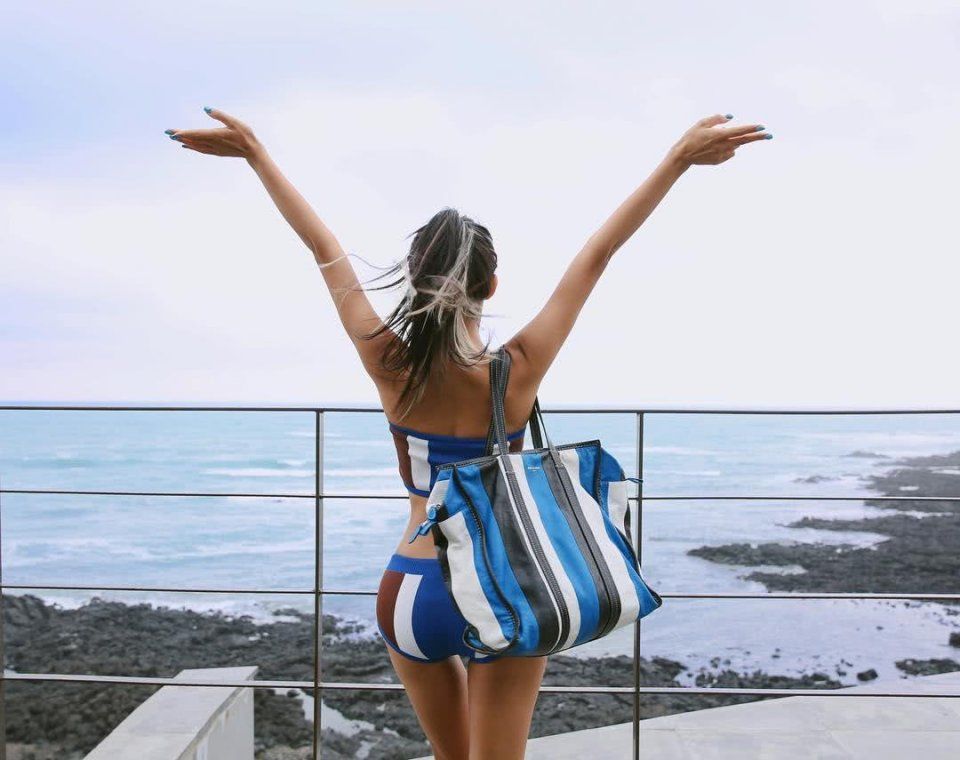 腹肌线大长腿蜜桃臀就是她炫耀的资本，哪个健身女神能比得过?