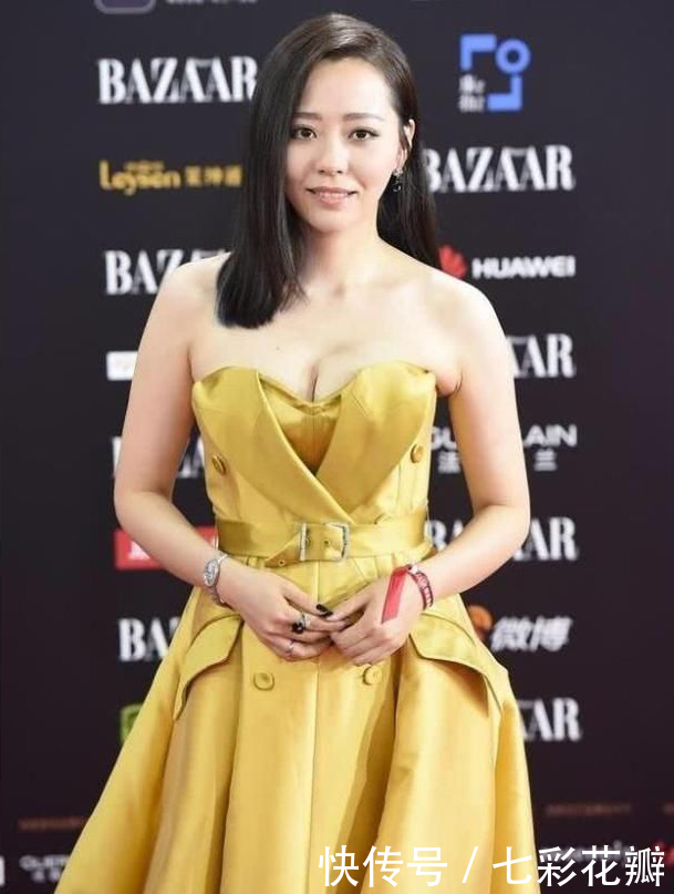 张靓颖为了美太拼了，抹胸裙惊艳全场，网友：裙子有点小了