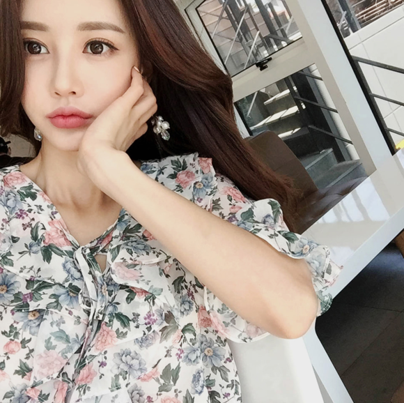 女神孙允珠，槐春暮雪墨笔钩花幽梦百褶裙