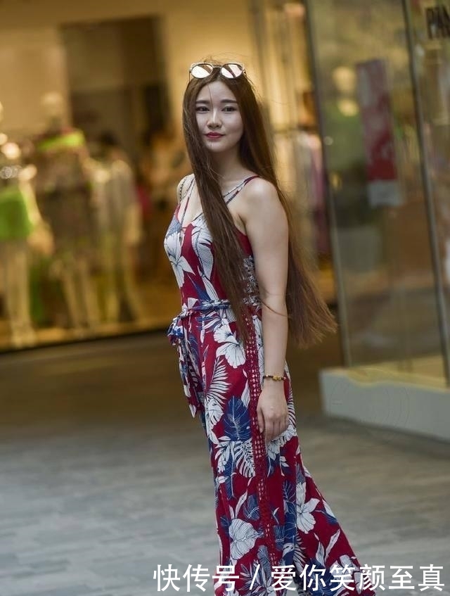 『 青春活力』蓝色牛仔裤搭配吊带背心，街拍：小姐姐看起来很有时尚丽人的感觉