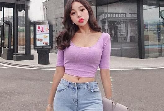 街拍：修身的紧身裤并且在视觉极端显瘦，高腰的设想十分的美丽