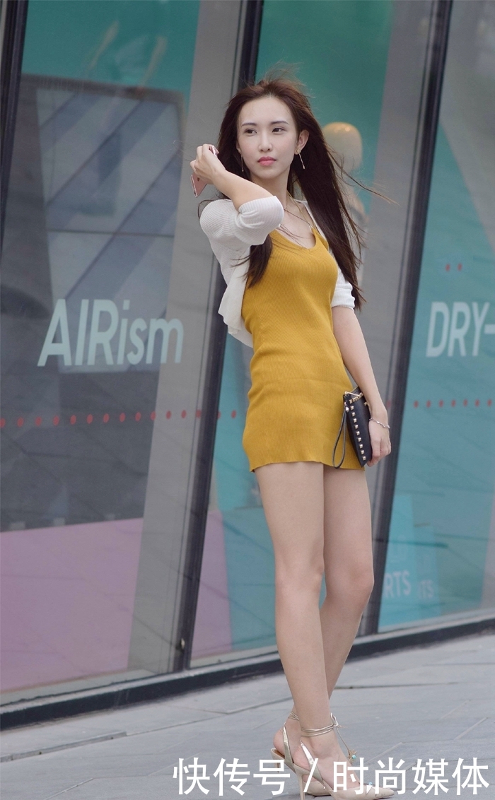 街拍：轻成熟美女穿搭吊带裙更有魅力，忍不住多看几遍