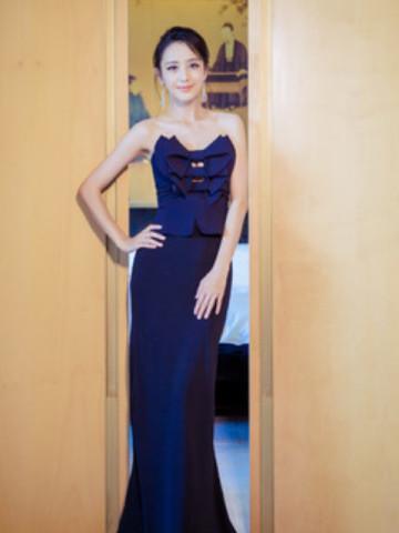 佟丽娅真是豁出去了，裙子只能遮住重点，网友：让我再看5分钟！