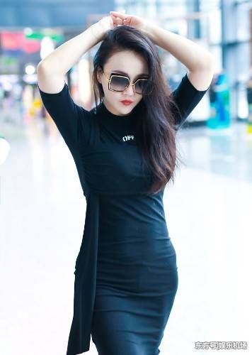 冉莹颖身材真火爆，隔着裙子都能看到马甲线