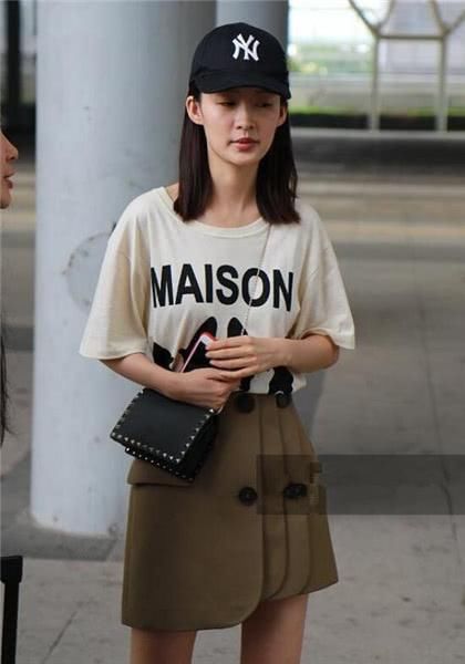 素颜也敢出镜！李沁雀斑黑眼圈暴露无遗，网友：晚上在干啥？