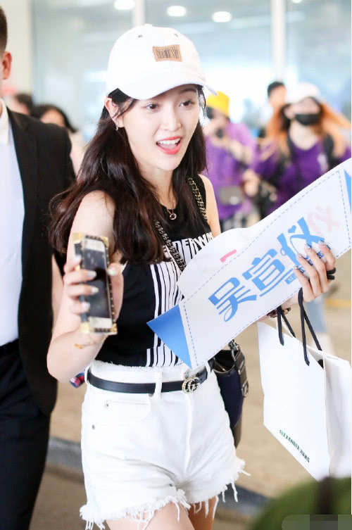 真服吴宣仪！烂大街的牛仔短裤穿得如此潮流，实力诠释什么是美腿