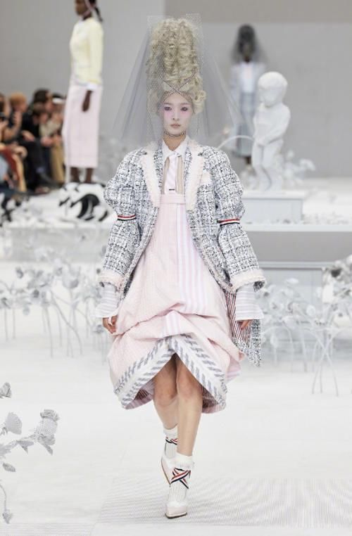 婚纱■大牌们想“纱”出重围,却成了女生最不想要的婚纱?