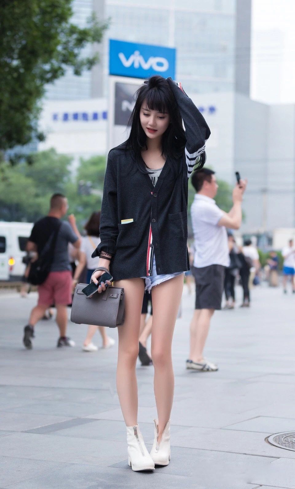 街拍丨即使是夏天，多穿一件好像更耐看呢!