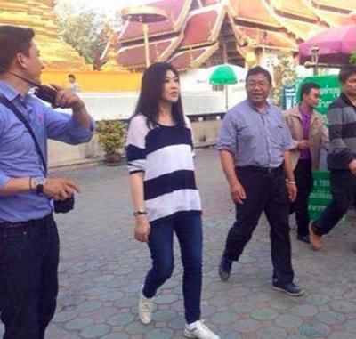 泰国美女总理英拉:白皙细嫩脚丫很吸引人,大红色唐装太抢眼了!