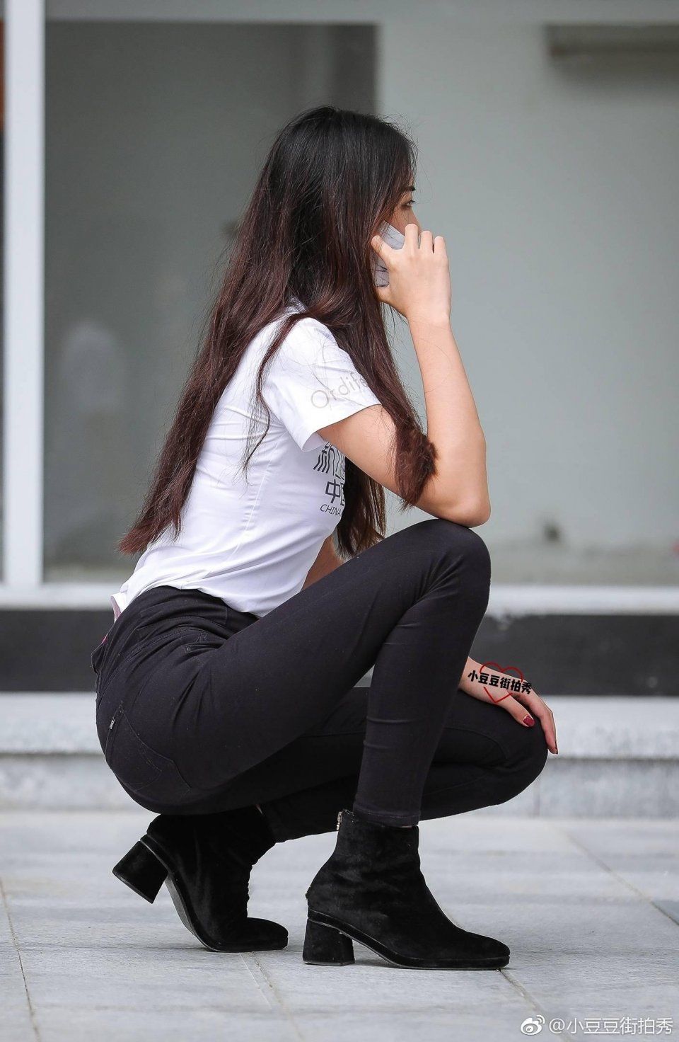 一点点街拍：模特大赛上的美女姐姐，笑容满面很漂亮，身段那么好