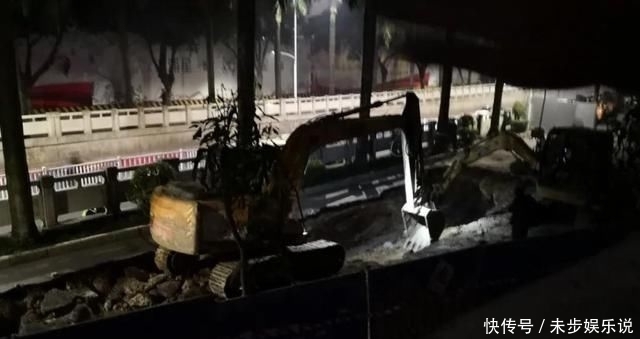  现场■广西南宁一路面塌陷，未造成人员受伤，初步分析可能由地质松散或地下空洞引起