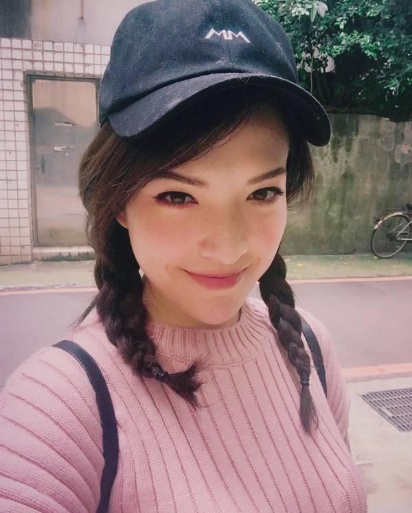 许玮宁海外旅游秀美背!却被她的一百种唇色抢了镜?都是九年义务教