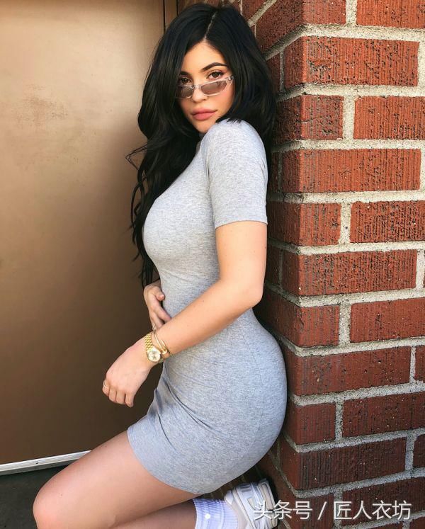 被金小妹遛娃惊艳了!穿紧身衣绷得没衣纹，明明才21岁身材这么好