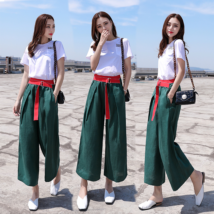 嫂子刚从香港回来，说今夏流行穿休闲套装，出门搭双小白鞋都美炸