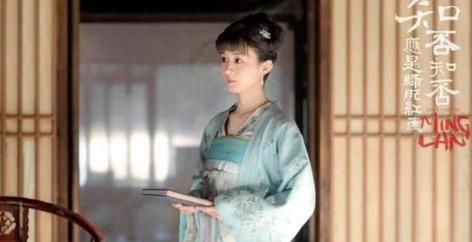 赵丽颖现身深圳商场，身材纤细打破身孕谣言