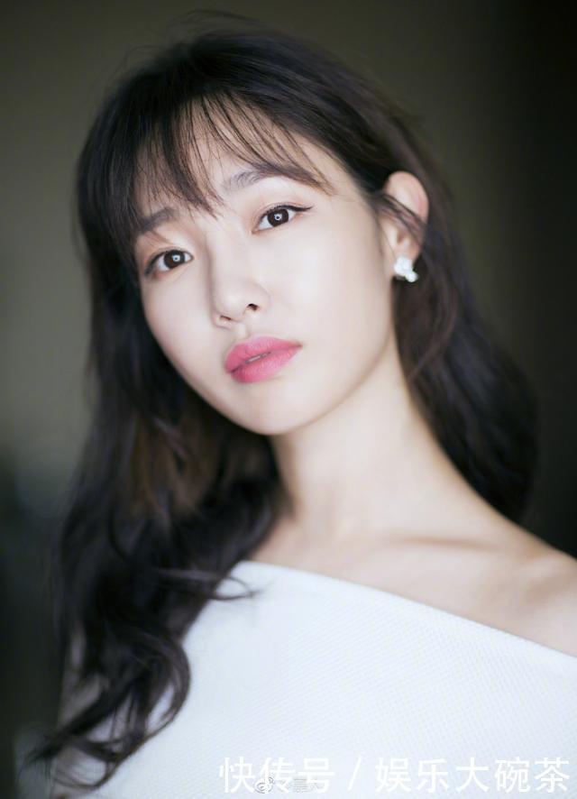 白百何身穿一字肩白色燕尾裙亮相 优雅大气 女人味十足