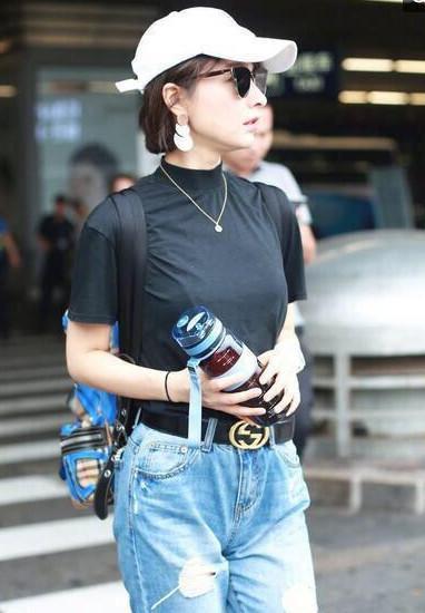 吴昕又作妖了 将黑色T恤塞进牛仔裤里 网友：何炅你也不管管！