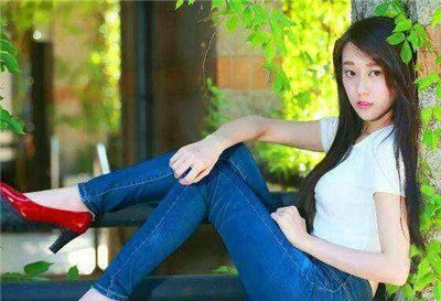 紧身牛仔裤，能衬托出美女身材，显现女性的气质