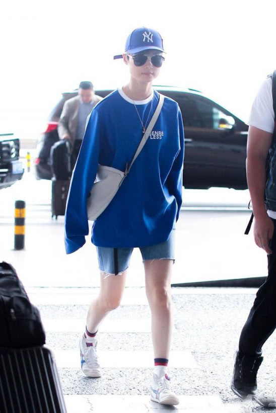 张靓颖和李宇春同时现身机场，曾经的超女如今一对比就逊色不少！