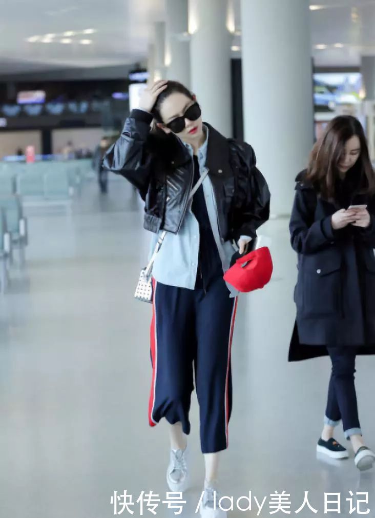 以为戚薇只是穿运动装很帅，没想到穿连衣裙这么婀娜，前凸后翘