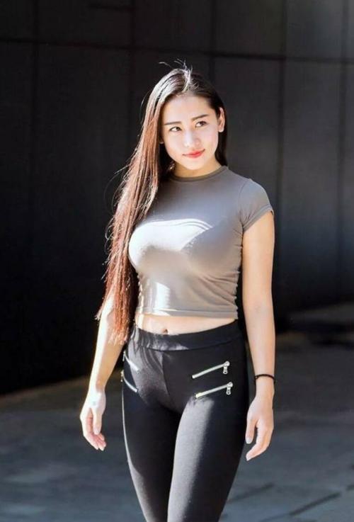 饱满又精致的包臀裙小姐姐秀出别具一格的美丽，彰显洒脱姿态！