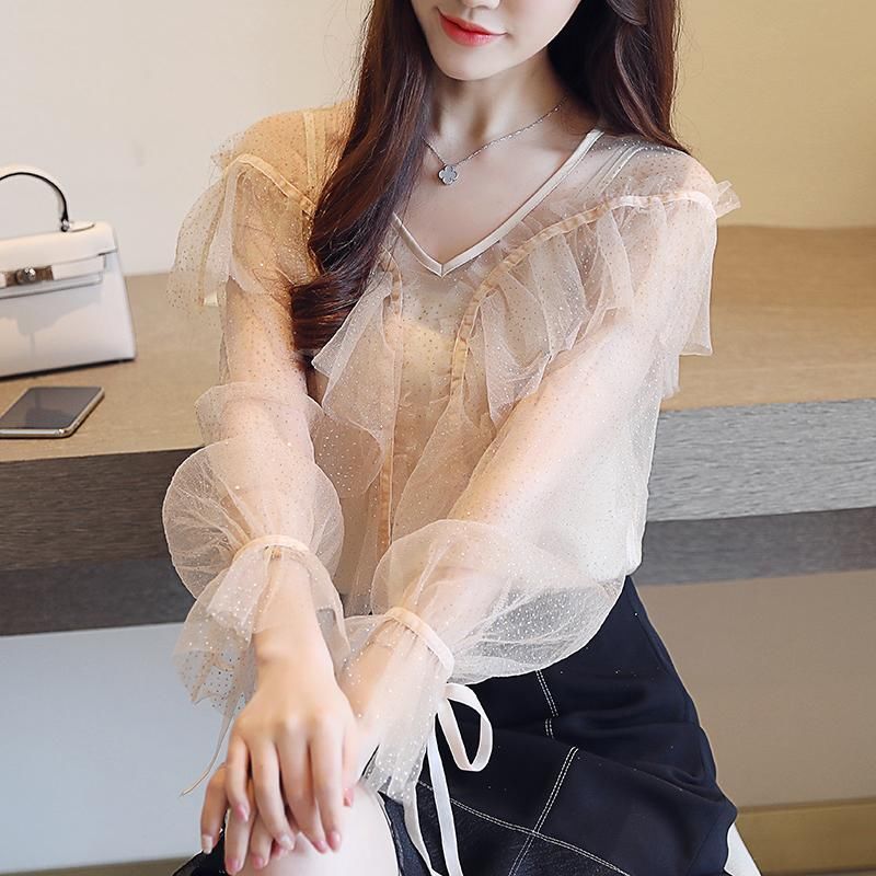 30岁性感女人正确的穿搭方式:雪纺衫+黑丝袜，惊艳众人眼