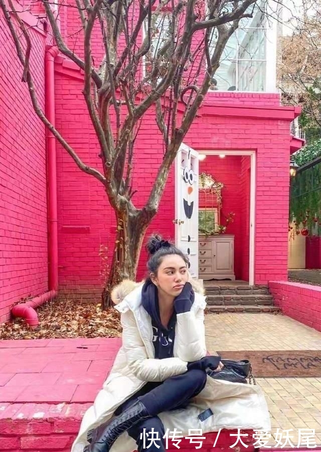 『功不可没』泰国影后Mai太会穿了,穿老气皮毛外套竟像少女,匡威鞋功不可没