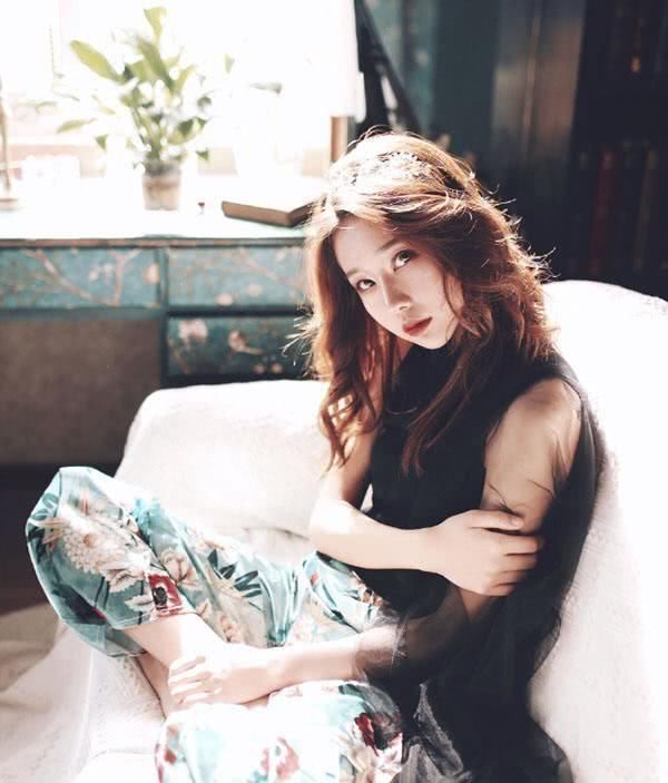 温婉开直播回应包养传闻:都是假的，9月份还要去上大学