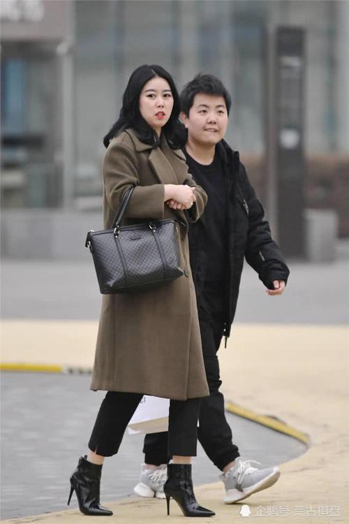  气质■春季适合穿着短靴，无论是粗跟还是细跟，都会衬托优雅气质