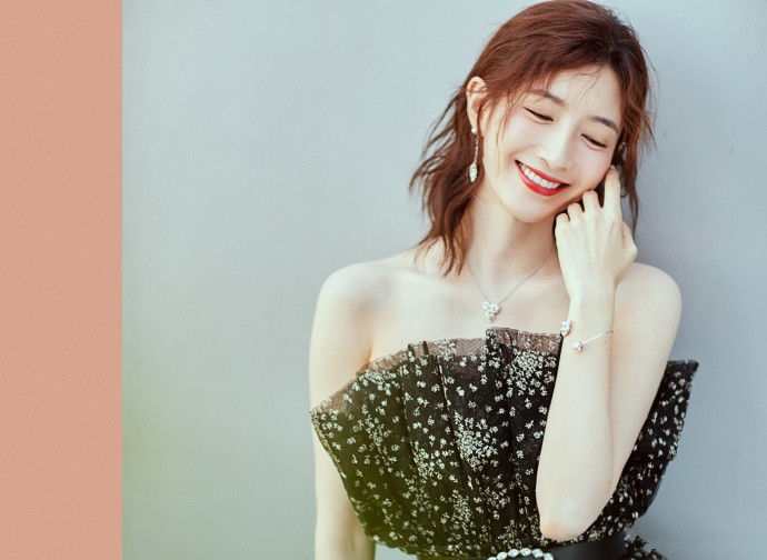 江疏影烫了个卷刘海，整个人都焕然一新，网友：不愧是女神