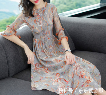  「显瘦」每天不知道穿啥？试试这种连衣裙，美嫩又显瘦，真是太美了