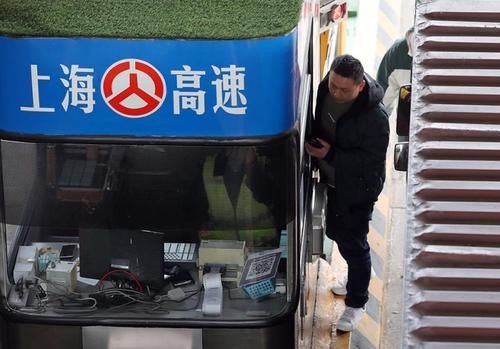  [人工车道]全国高速公路切换新系统首日：ETC收费车道通畅，人工