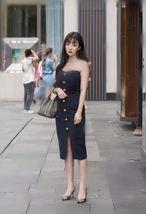 街拍：时尚就是这么随性尽显出女性的柔美气息