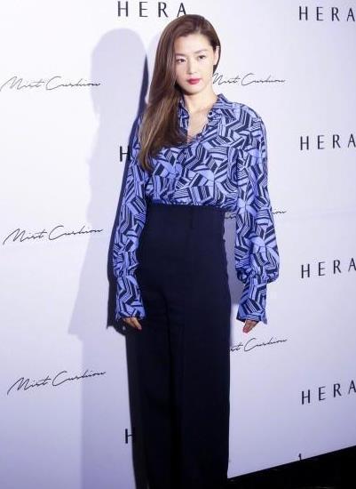 全智贤太拼了！胸以下全是腿，却不曾被小腹抢镜！