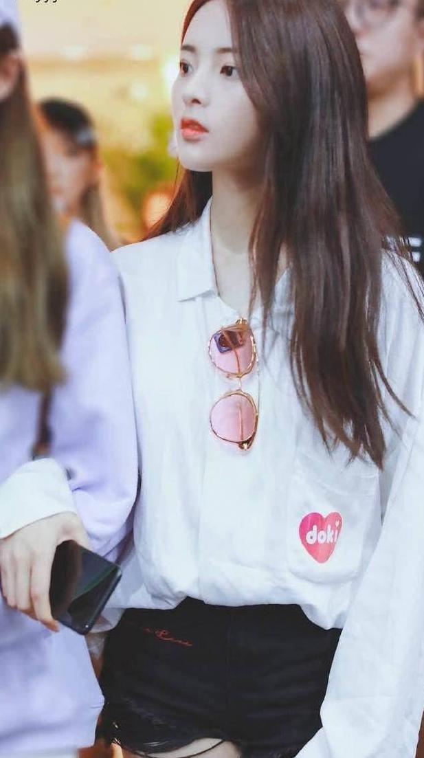 20岁宋祖儿和19岁杨超越同秀美腿，网友：这差距可不止一岁！